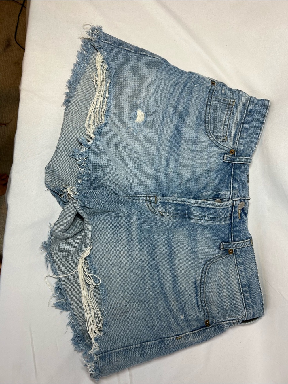 Universal Thread Women’s Size 12 High Rise Distressed Denim Shorts Light Wash
